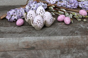 Obraz premium Osterhintergrund - Ostereier mit Hyazinthen und Weidenkätzchen