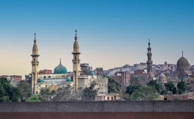 Obraz premium Islamic architecture in Cairo, Al-Safa mosque with minarets and ancient Sultan Al-Ashraf Qaytbay Mosque in Mamluks style, Cairo Necropolis, Egypt.