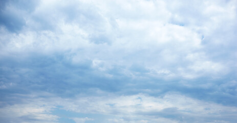 Obraz premium Blue sky background with cumulus clouds