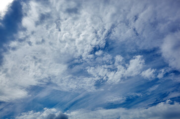 Fototapeta premium Blue sky background with cumulus clouds
