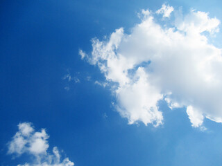 雲がぷかぷか浮かぶ、晴天の青空