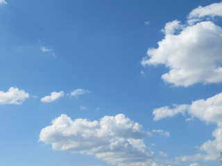 Naklejka na ściany i meble 雲がぷかぷか浮かぶ、晴天の青空