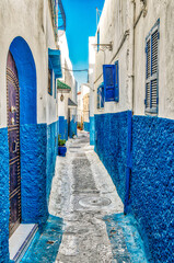Blau weisse Fassade in Altstadtgasse in Medina von Rabat