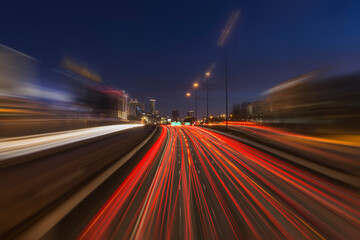 Obraz premium Night freeway traffic with motion blur in midtown Atlanta Georgia.