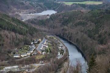 Blick auf das Dorf Hohenwarte mit dem Ausgleichsbecken Eischicht und auf die Staumauer des...