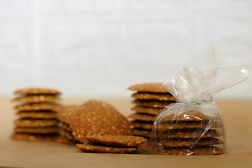 Several stacks of sesame seeds with seeds are stacked on top of each other.