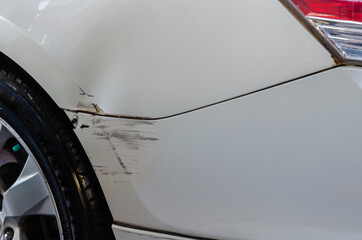 abrasive car of the car was hit by a road accident.
