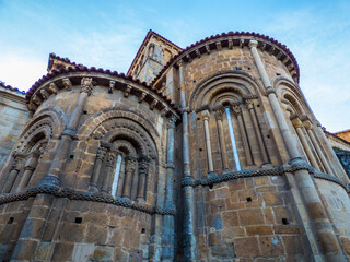 &Aacute;bside principal y uno de los &aacute;bsides laterales de la Iglesia Rom&aacute;nica de Santillana del Mar, Espa&ntilde;a