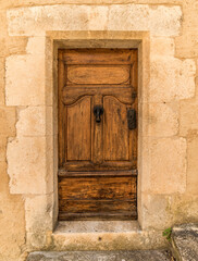 Fototapeta na wymiar Vieille porte à Simiane-la-Rotonde, Alpes-de-Haute-Provence, France