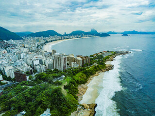 Der berühmte Strand Copacabana in Rio de Janeiro in Brazilien