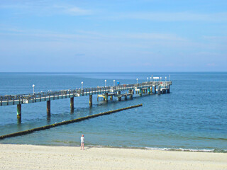 Fototapeta premium Ehemaliege Seebrücke an der Ostseeküste