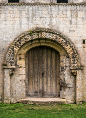 Fototapeta na wymiar Porte de l'église Saint-Pierre à Thaon, Normandie, France