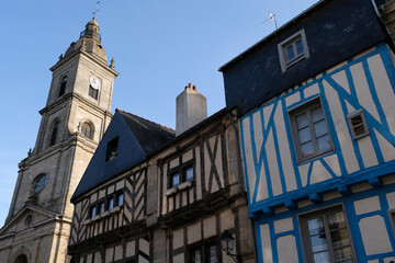 Fototapeta na wymiar L'église Saint-Patern et maisons à pans de bois à Vannes en Bretagne