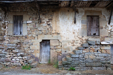Fototapeta na wymiar Fachada de casa de piedra antigua en Cantabria, España