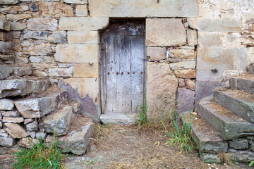 Fototapeta na wymiar Fachada de casa de piedra antigua en Cantabria, España
