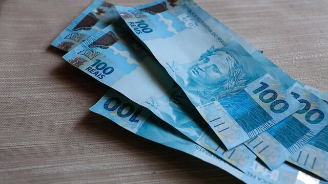 C&eacute;dulas de cem reais do Brasil