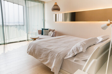 king size bed with white sheets and pillow on bed in hotel room.