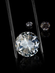 Selected diamonds In the gemstone clamp for making jewelry