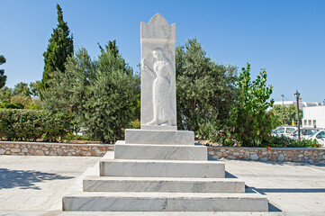 Fototapeta na wymiar Frauendenkmal, Insel Paros, Kykladen, Griechenland