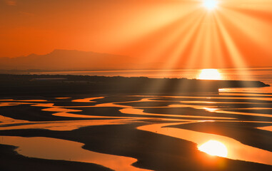 真玉海岸の干潟に沈む夕日