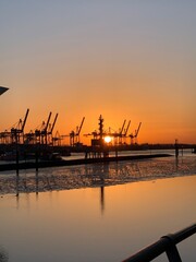 Fototapeta premium abendrot, wasser, meer, sonne, himmel, boot, abend, hafen, landschaft, hafen, sonnenaufgang, see, ozean, abliefern, boot, natur, hafen, fluss, orange, sommer, gelassenheit, cloud, bay, marina