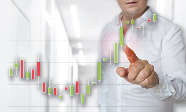 Candlestick Touchscreen Konzept wird von Mann bedient