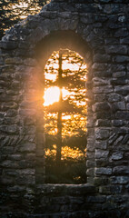 Sonnenuntergang in einem Fenster einer Ruine vom Limes Turm - Römische Zeit