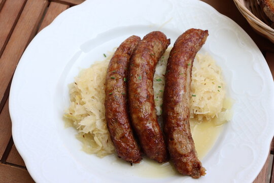 Bratwürste Brauwurst auf Sauerkraut Kraut fränkische drei Gillwürste Grillwurst Wurst