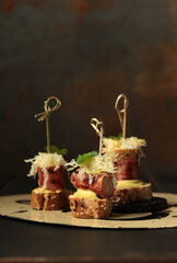 Fingerfood mit Würstchen im Speckmantel, Sauerkraut und Brot