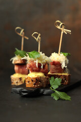 Fingerfood mit W&uuml;rstchen im Speckmantel, Sauerkraut und Brot
