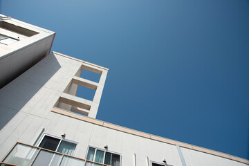 白いビルと青空
