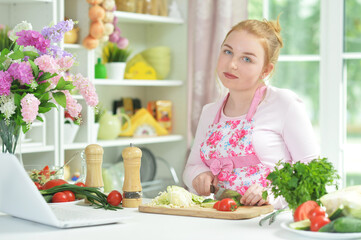 Obraz na płótnie Canvas teen girl preparing fresh salad