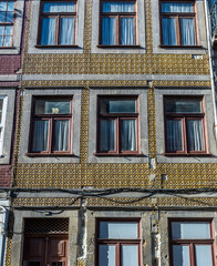 Obraz premium Facade of tenement house in Porto city, Portugal