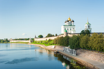 Fototapeta na wymiar Kremlin Tower of Pskov city
