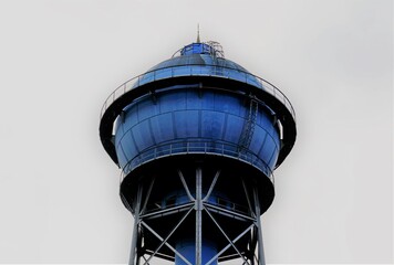 Wasserturm in Ahlen. Industriedenkmal und ein Wahrzeichen der Stadt Ahlen im Münsterland. Kugelförmiger Wasserhochbehälter