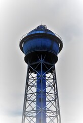Fototapeta na wymiar Wasserturm in Ahlen. Industriedenkmal und ein Wahrzeichen der Stadt Ahlen im Münsterland. Kugelförmiger Wasserhochbehälter