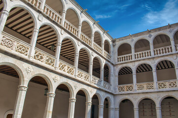 Fototapeta na wymiar Galerías y arcos de arquitectura renacentista en el claustro del palacio Santa Cruz de Valladolid