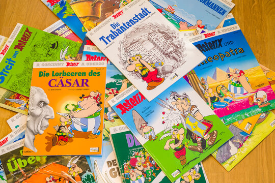 Rastatt, Deutschland - 18. März 2021 Nahaufnahme unzähliger Ausgaben deutscher Asterix- und Obelix-Comics