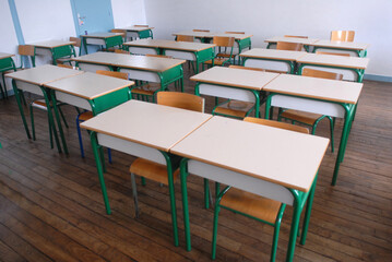 Classe d'école avec des tables et des chaises vides
