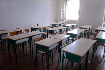 Classe d'école avec des tables et des chaises vides