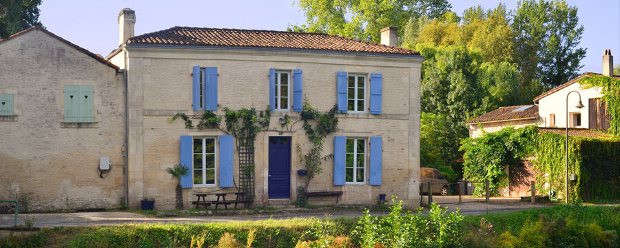 Panoramique chemin de la trigale et ses maisons au bord de la S&egrave;vre Niortaise &agrave; Coulon (79510), d&eacute;partement des Deux-S&egrave;vres en r&eacute;gion Nouvelle-Aquitaine, France