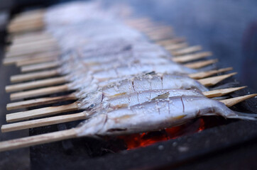 Steckerlfische - eine gegrillte Fischspezialität im Salzkammergut, Österreich, Europa - Stick...