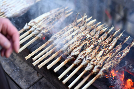 Steckerlfische - eine gegrillte Fischspezialit&auml;t im Salzkammergut, &Ouml;sterreich, Europa - Stick fish - a grilled fish specialty in the Salzkammergut, Austria, Europe