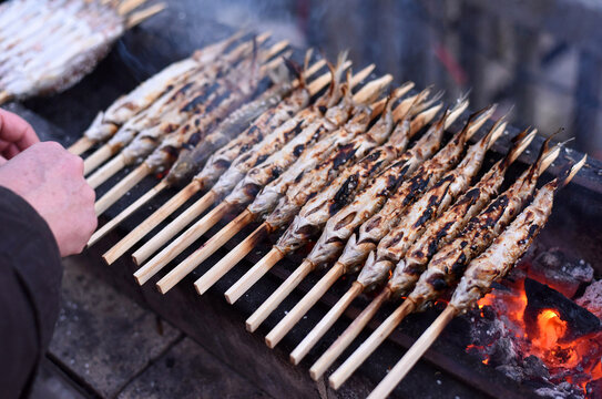 Steckerlfische - eine gegrillte Fischspezialit&auml;t im Salzkammergut, &Ouml;sterreich, Europa - Stick fish - a grilled fish specialty in the Salzkammergut, Austria, Europe