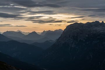 Naklejka na ściany i meble Stimmungsvoller Sonnenaufgang in den Dolomiten