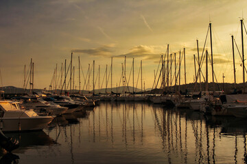 bateau dans un port pendant le coucher de soleil