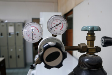 Positive Pressure Gauge. It is a device used to measure carbon dioxide gas and liquid pressure. It...