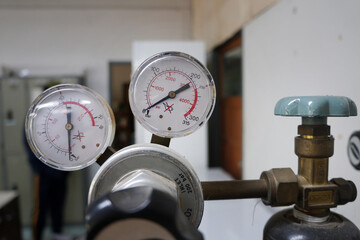 Positive Pressure Gauge. It is a device used to measure carbon dioxide gas and liquid pressure. It...