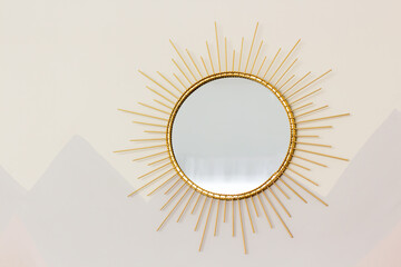 A round mirror like the sun hangs on the wall