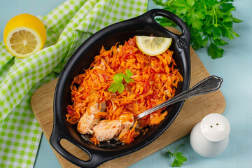 Salmon gratin with grated carrots and onions
